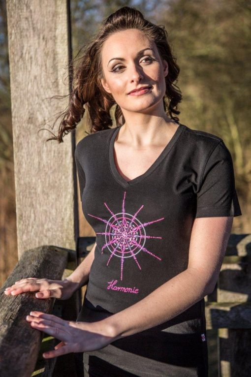 Damen T-Shirt schwarz mit Kristall Harmonie gestickt in Lilatönen