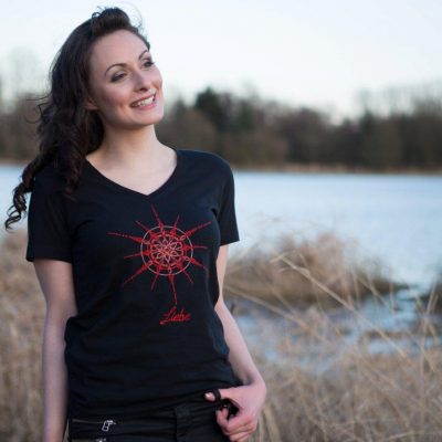 Damen T-Shirt mit V-Ausschnitt schwarz mit Kristall Liebe gestickt in Rottönen