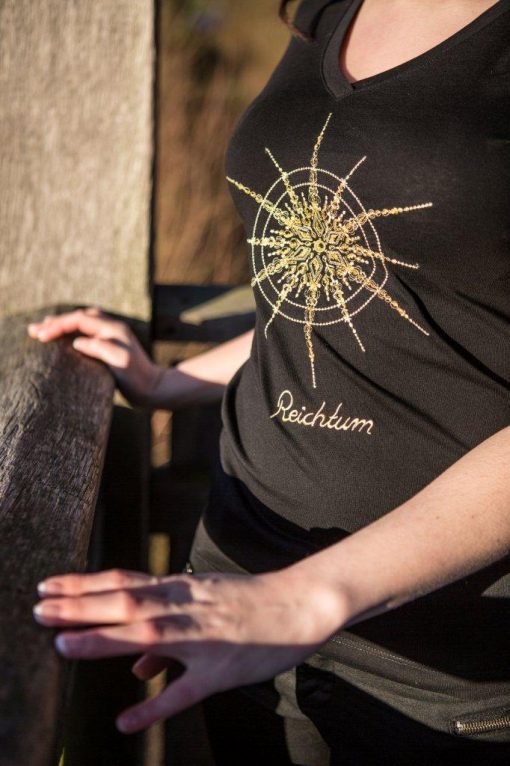 Damen T-Shirt schwarz mit V-Ausschnitt mit Kristall Reichtum gestickt in Gold